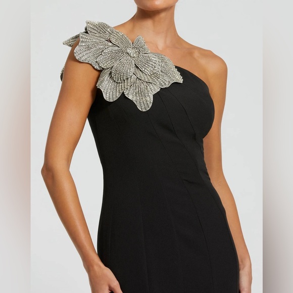 MAC DUGGAL
Black Crepe One Shoulder Gown With Crystal Flower
$698 USD Size 10 - Picture 5 of 6